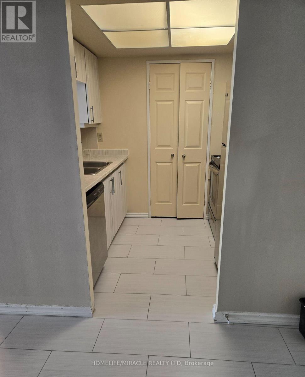 1701 - 285 Enfield Place S, Mississauga, Ontario  L5B 3Y6 - Photo 4 - W12540410