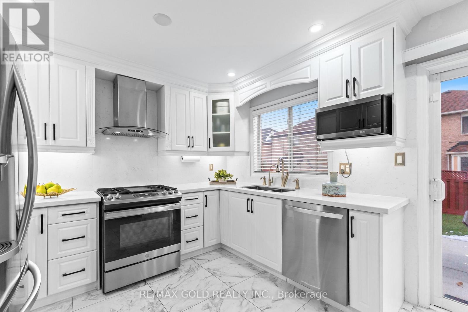 29 Zimmer Street, Brampton, Ontario  L6S 6L9 - Photo 14 - W12540424