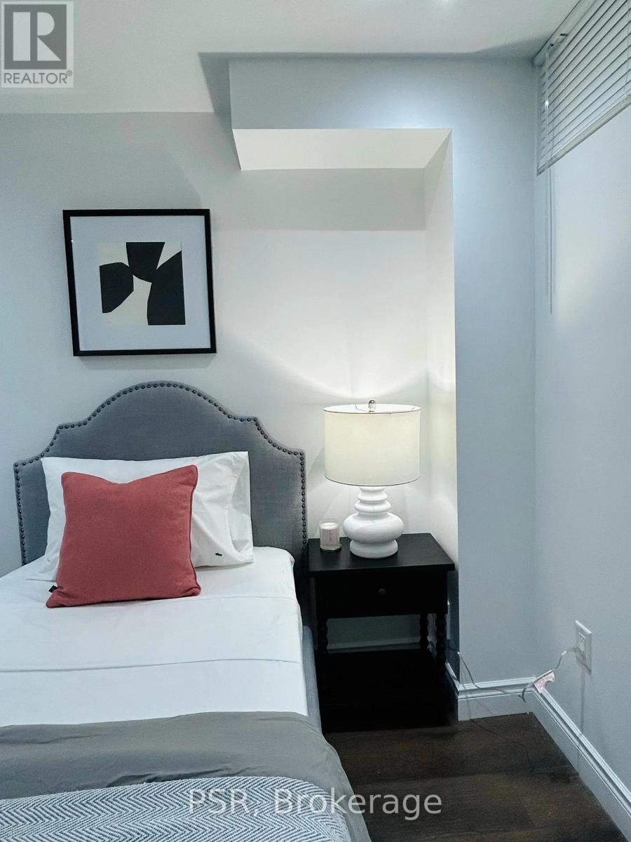 31 Monkton Circle, Brampton, Ontario  L6Y 0X7 - Photo 10 - W12540488