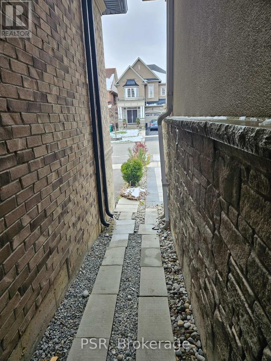 31 Monkton Circle, Brampton, Ontario  L6Y 0X7 - Photo 4 - W12540488