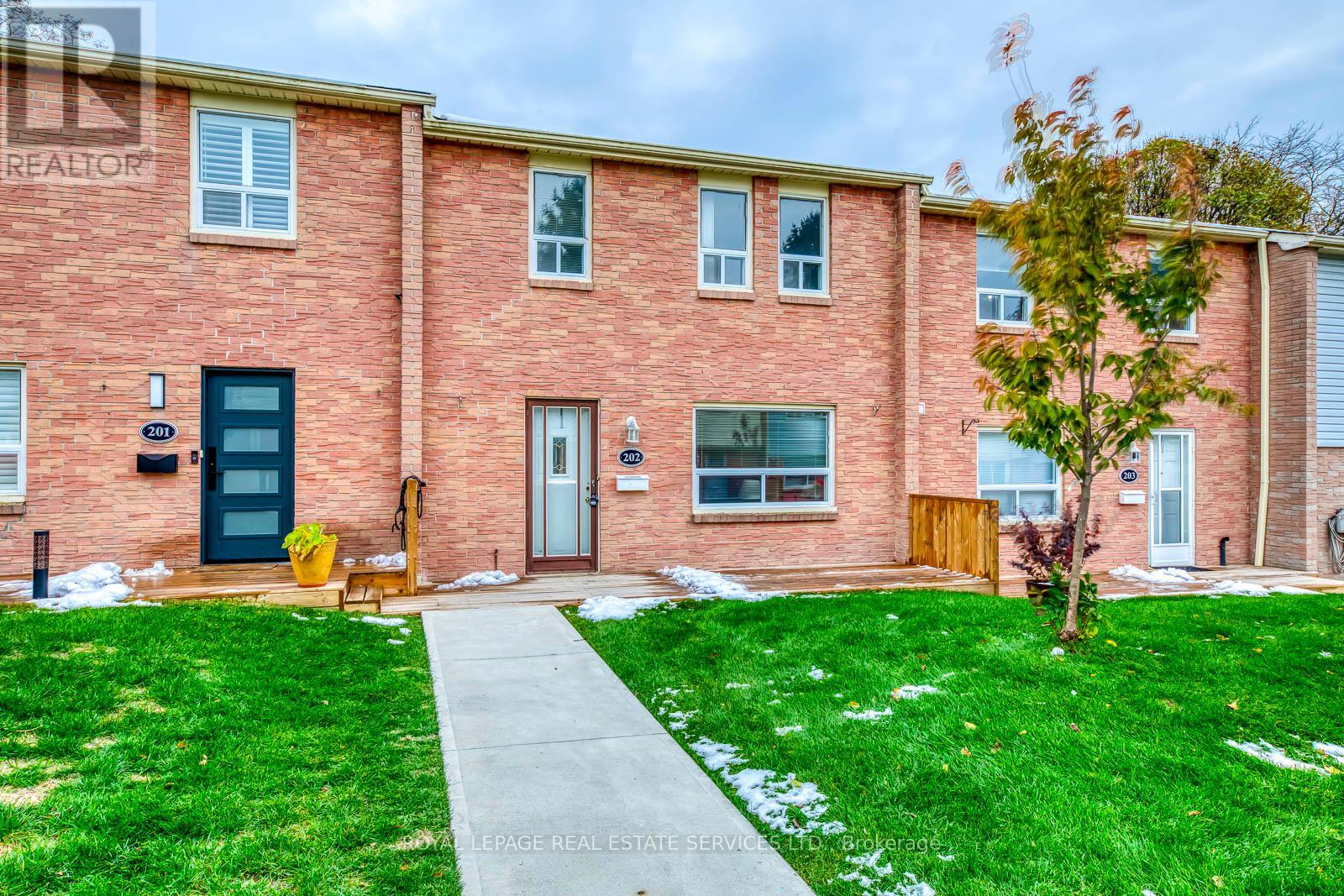 202 - 1055 Shawnmarr Road, Mississauga, Ontario  L5H 3V2 - Photo 2 - W12540518