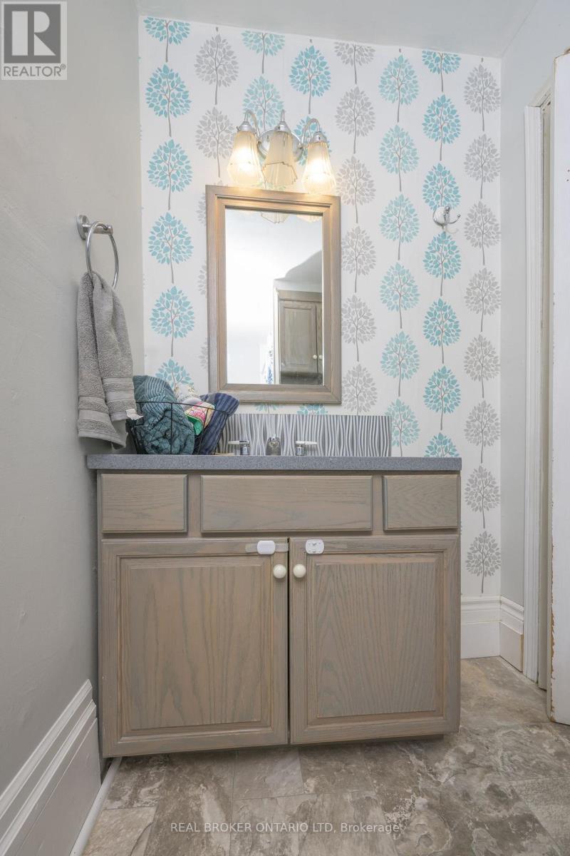 222 Ellen Street, North Middlesex, Ontario  N0M 2K0 - Photo 15 - X12540100