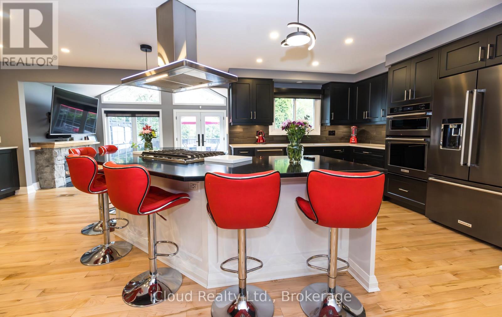 2183 Sandringham Drive, Burlington, Ontario  L7P 3E7 - Photo 4 - W12356291