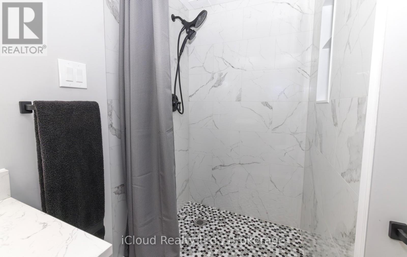 2183 Sandringham Drive, Burlington, Ontario  L7P 3E7 - Photo 30 - W12356291