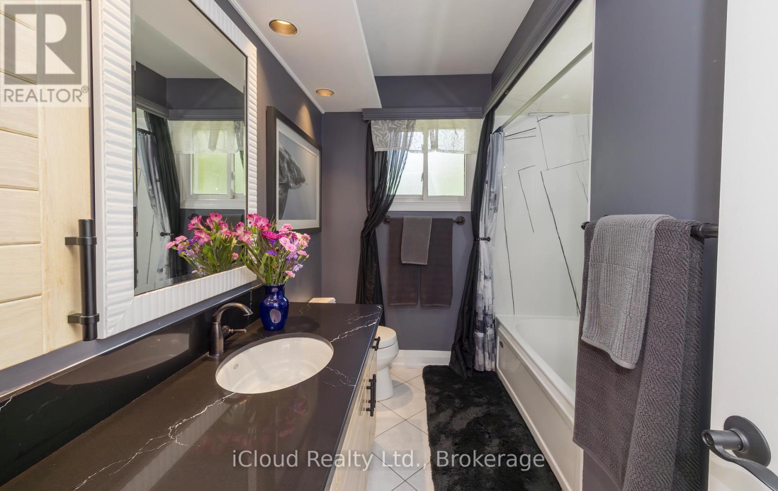 2183 Sandringham Drive, Burlington, Ontario  L7P 3E7 - Photo 25 - W12356291