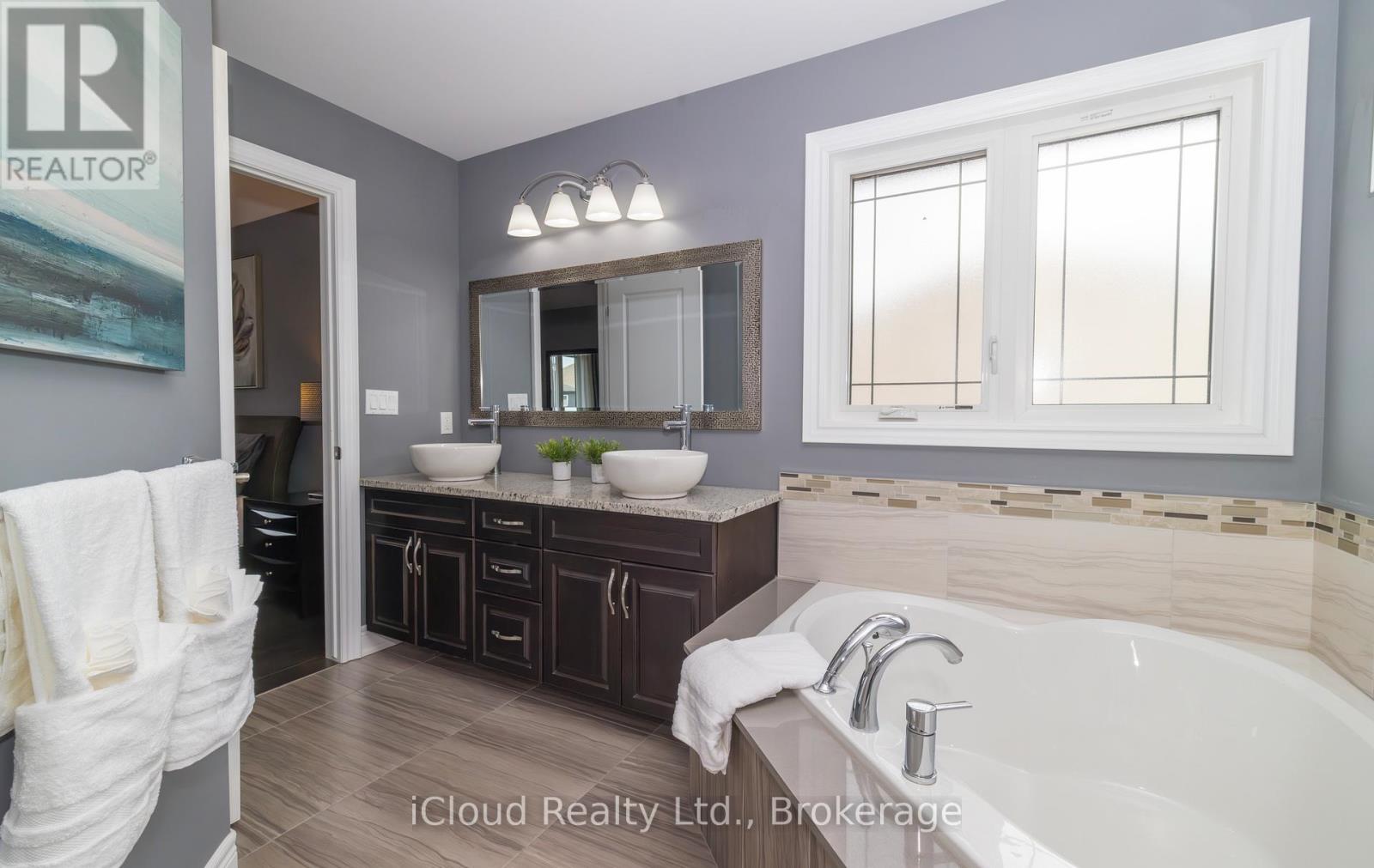 9305 Eagle Ridge Drive, Niagara Falls, Ontario L2H 0G4 - Photo 37 - X12354065