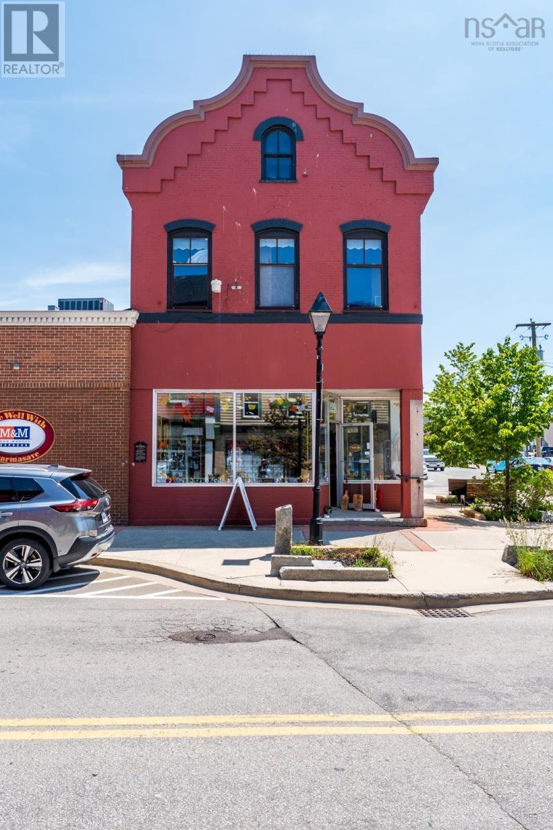 329 Main Street, Yarmouth, Nova Scotia  B5A 1E5 - Photo 1 - 202515714