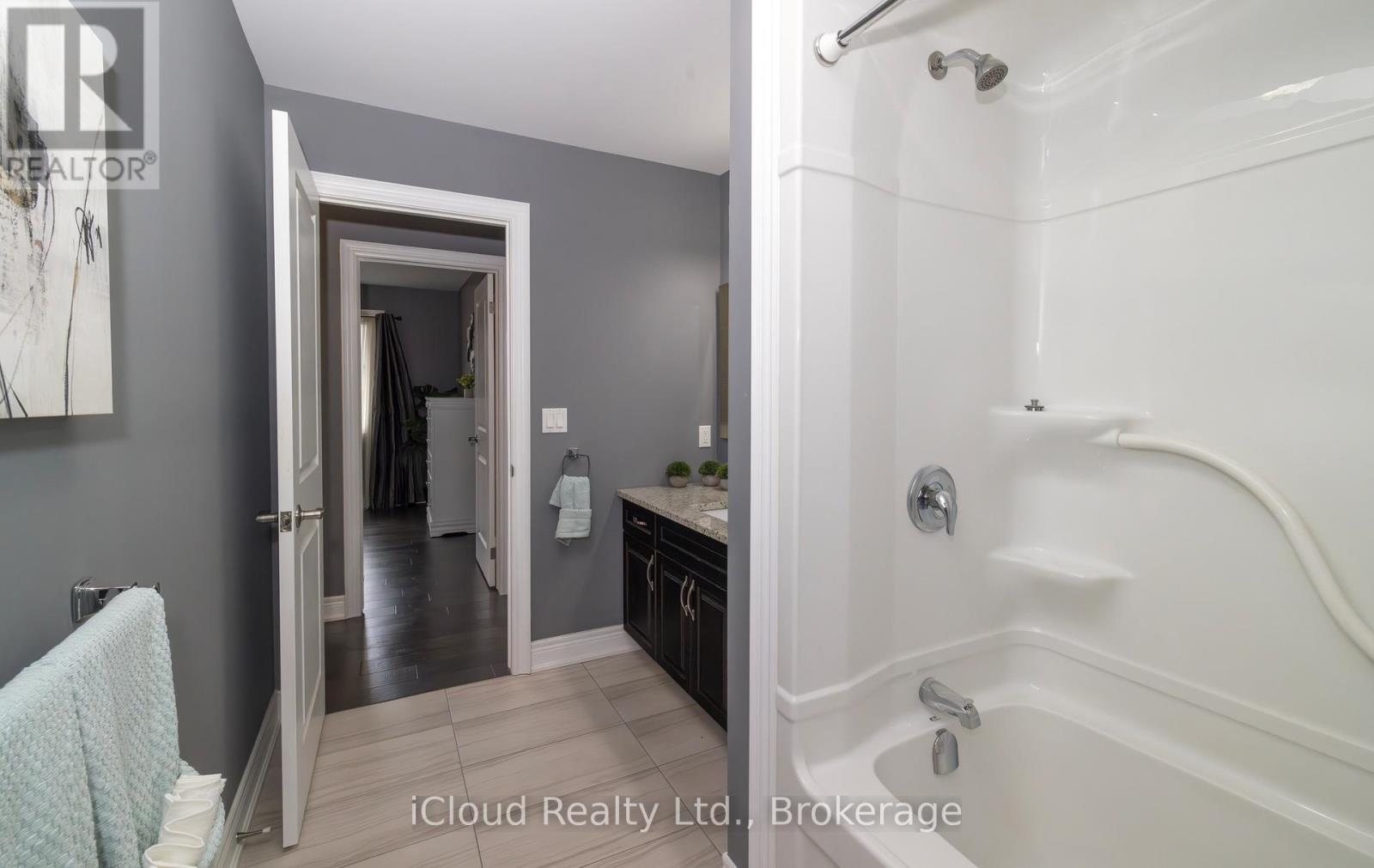 9305 Eagle Ridge Drive, Niagara Falls, Ontario L2H 0G4 - Photo 27 - X12354065