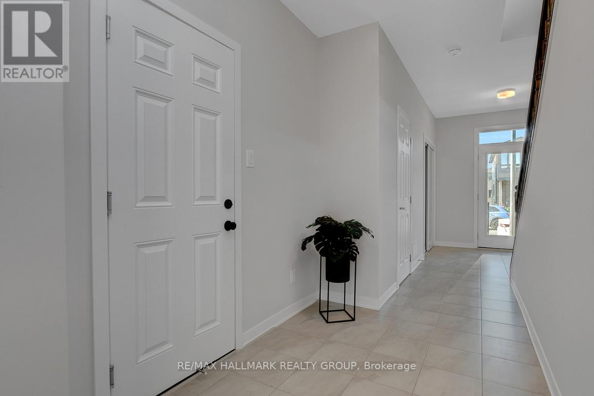 610 Fenwick Way, Ottawa, Ontario K2J 7E5 - Photo 5 - X12483473