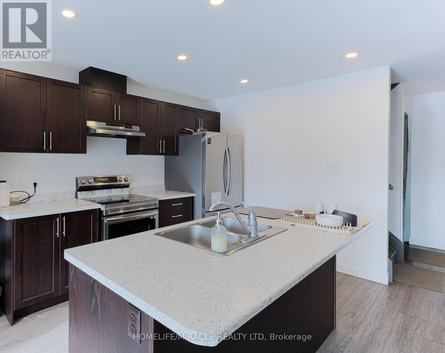 105 Pony Way, Kitchener, Ontario  N2R 0R8 - Photo 10 - X12540474