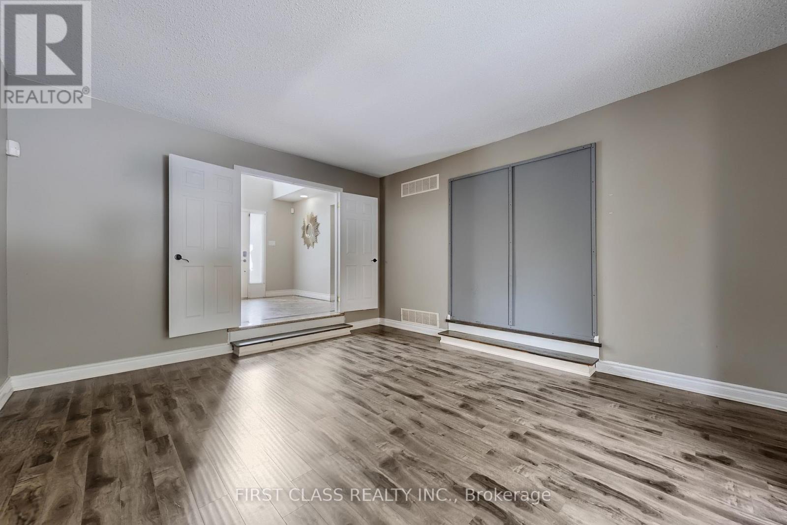 8 Fernside Court, Toronto, Ontario  M2N 6A1 - Photo 6 - C12540560