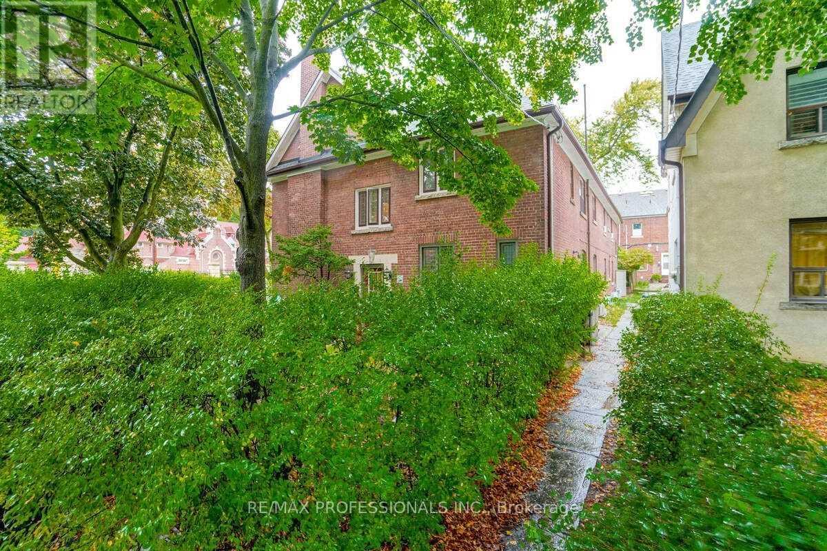 3 - 26 Castleview Avenue, Toronto, Ontario  M5R 1Y9 - Photo 2 - C12540586