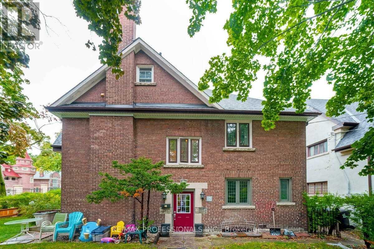 3 - 26 Castleview Avenue, Toronto, Ontario  M5R 1Y9 - Photo 3 - C12540586