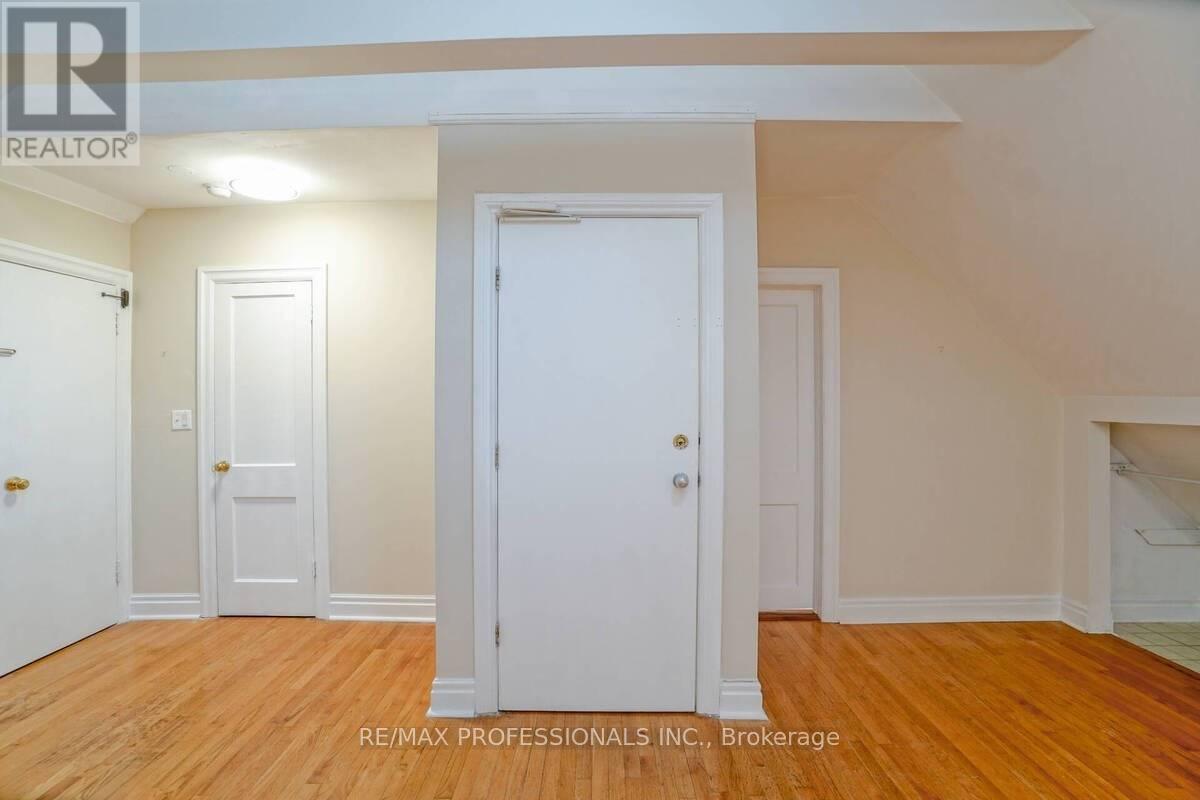 3 - 26 Castleview Avenue, Toronto, Ontario  M5R 1Y9 - Photo 5 - C12540586