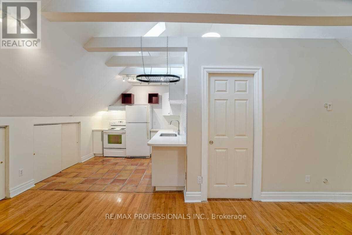 3 - 26 Castleview Avenue, Toronto, Ontario  M5R 1Y9 - Photo 6 - C12540586