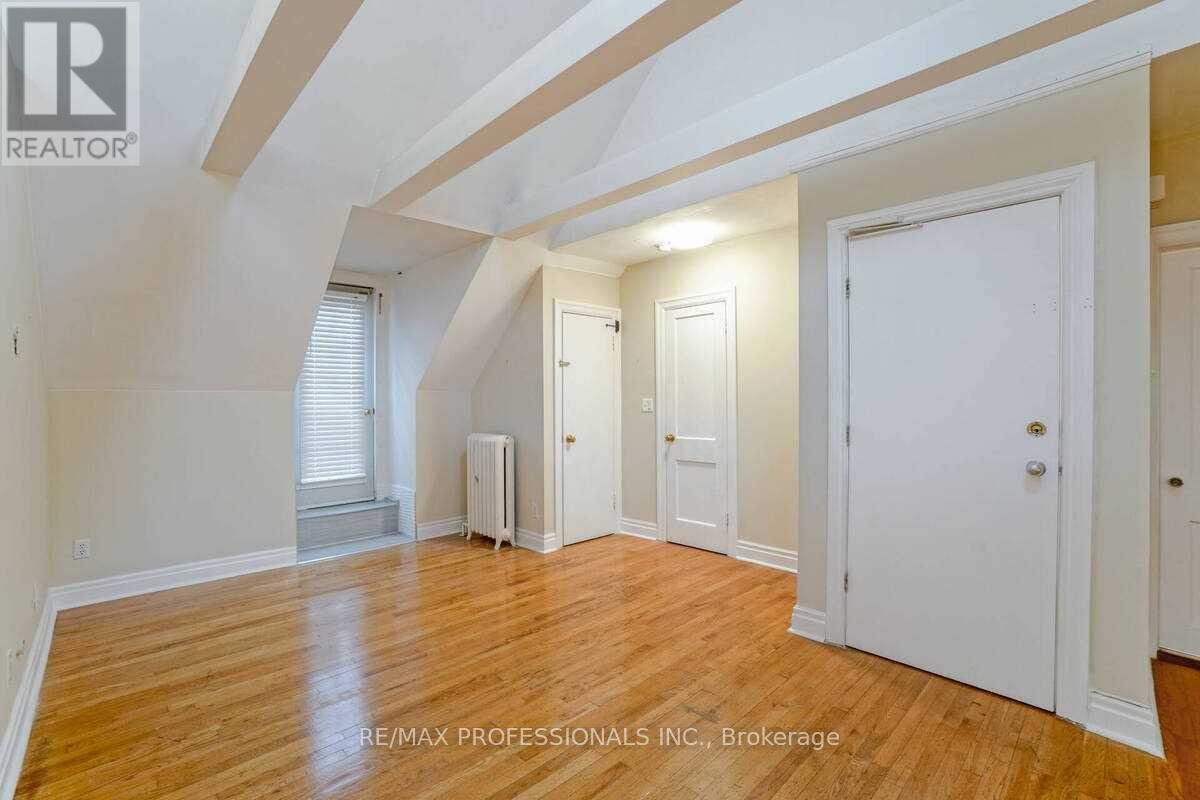 3 - 26 Castleview Avenue, Toronto, Ontario  M5R 1Y9 - Photo 9 - C12540586