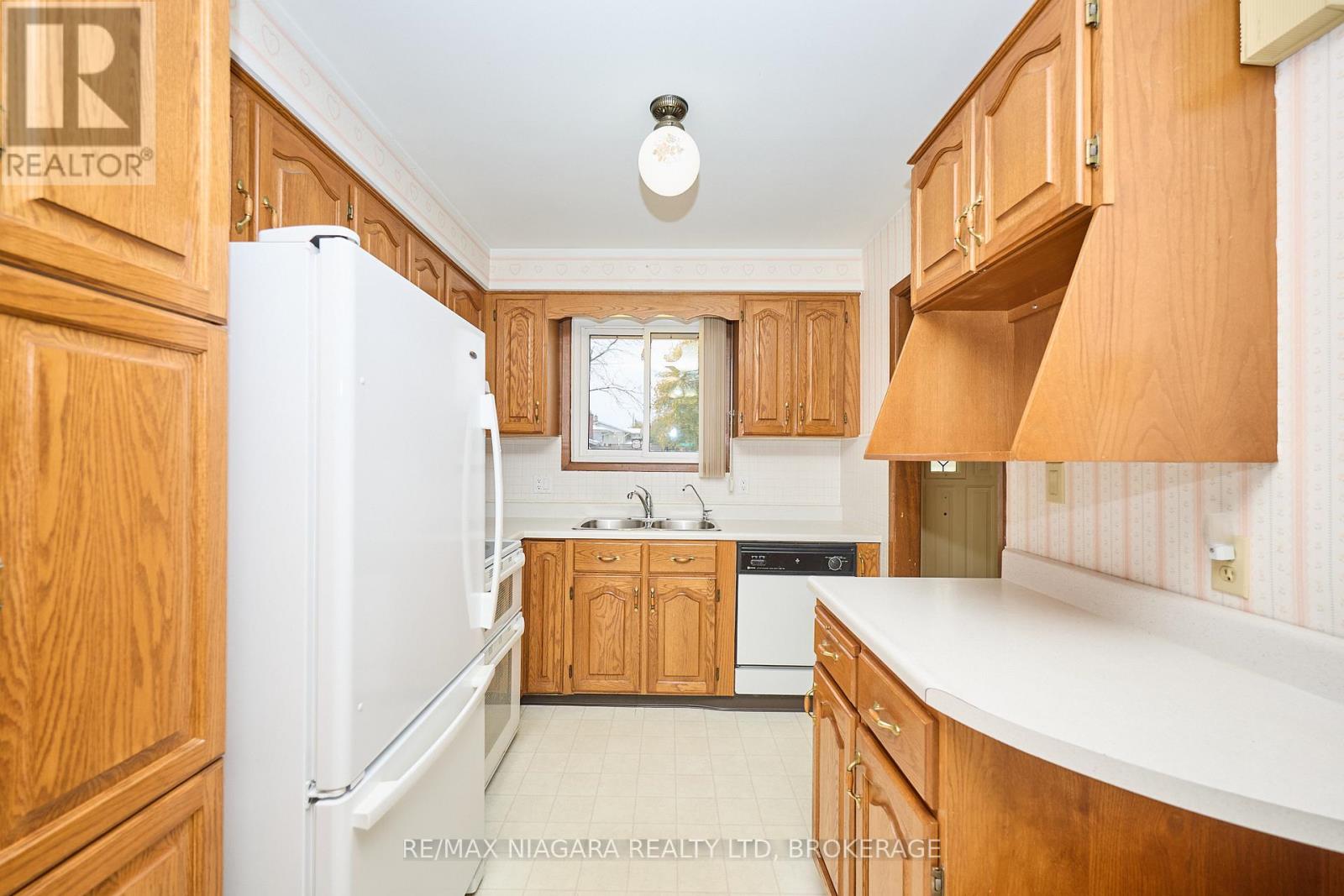 11 Stonegate Drive, St. Catharines, Ontario L2P 3K9 - Photo 11 - X12540846