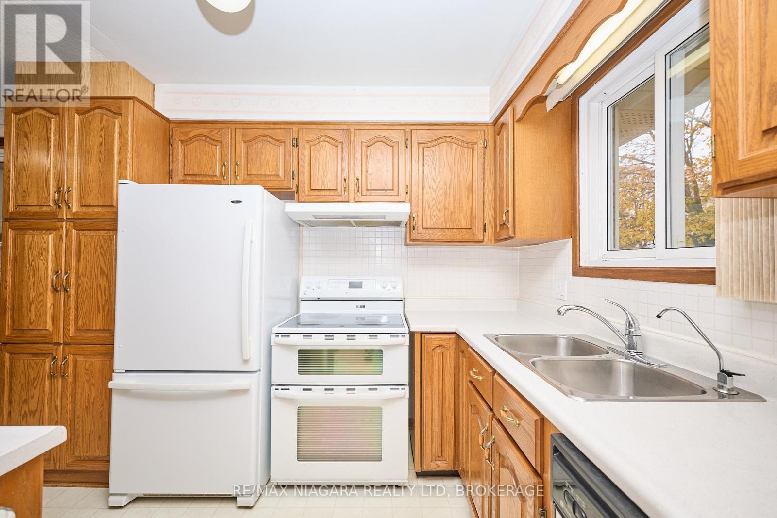 11 Stonegate Drive, St. Catharines, Ontario L2P 3K9 - Photo 12 - X12540846