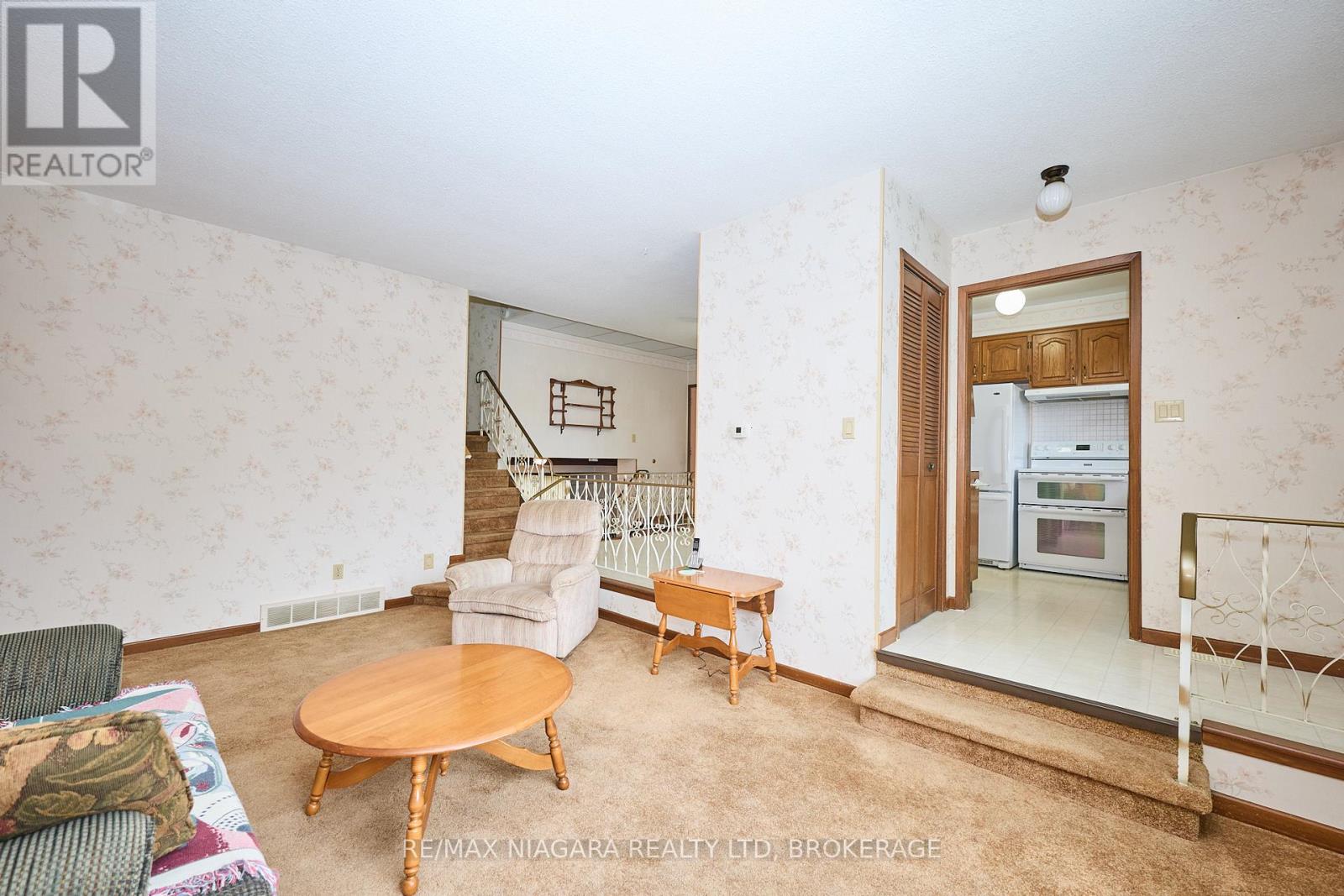 11 Stonegate Drive, St. Catharines, Ontario L2P 3K9 - Photo 14 - X12540846