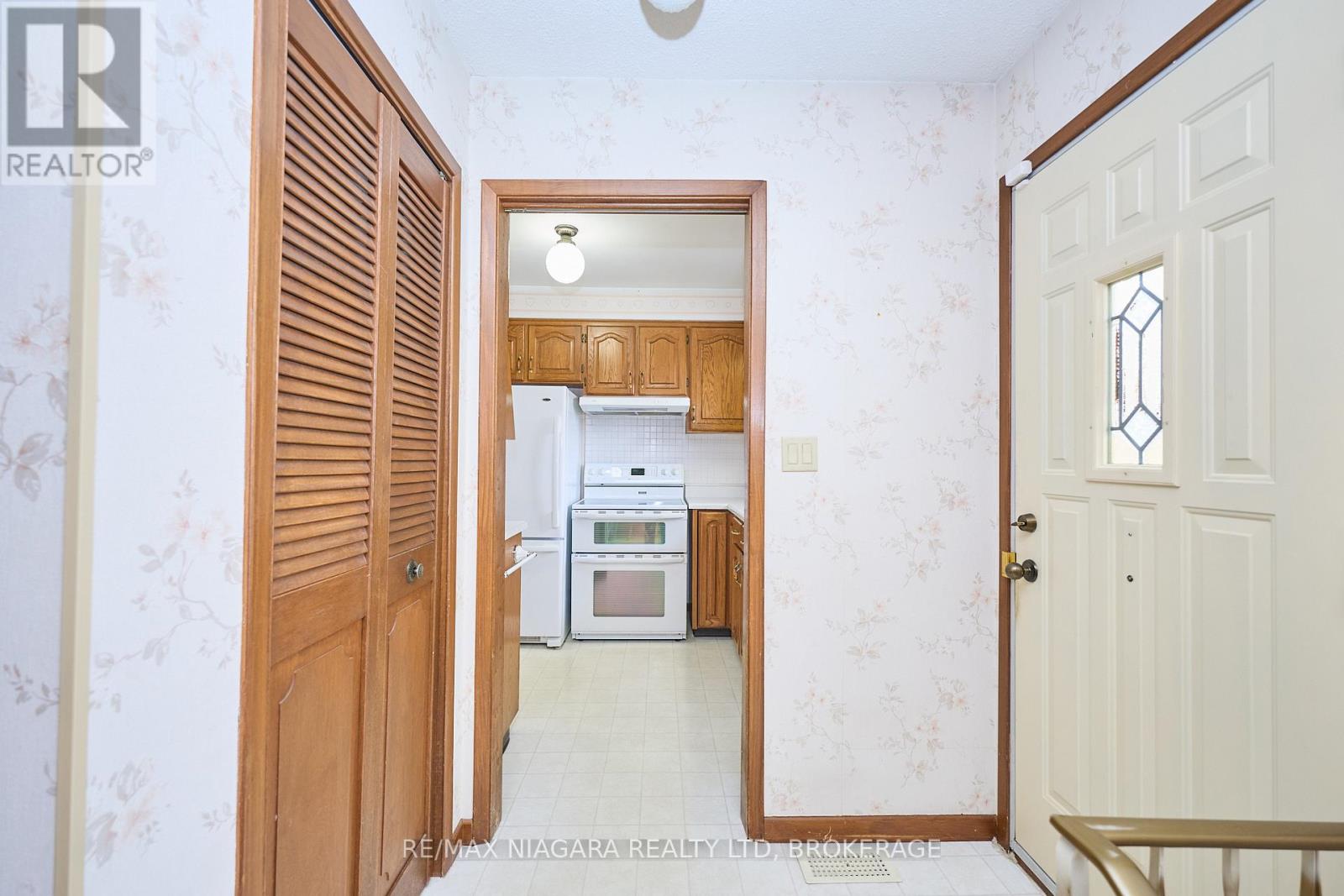 11 Stonegate Drive, St. Catharines, Ontario L2P 3K9 - Photo 16 - X12540846