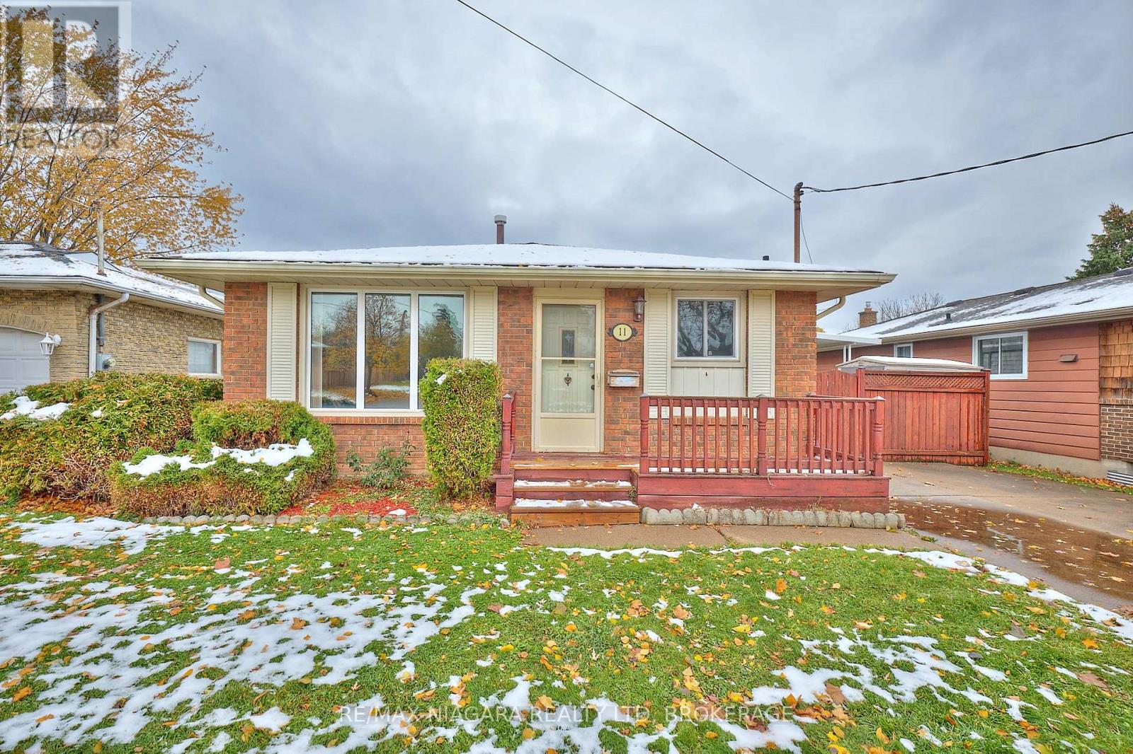 11 Stonegate Drive, St. Catharines, Ontario L2P 3K9 - Photo 2 - X12540846