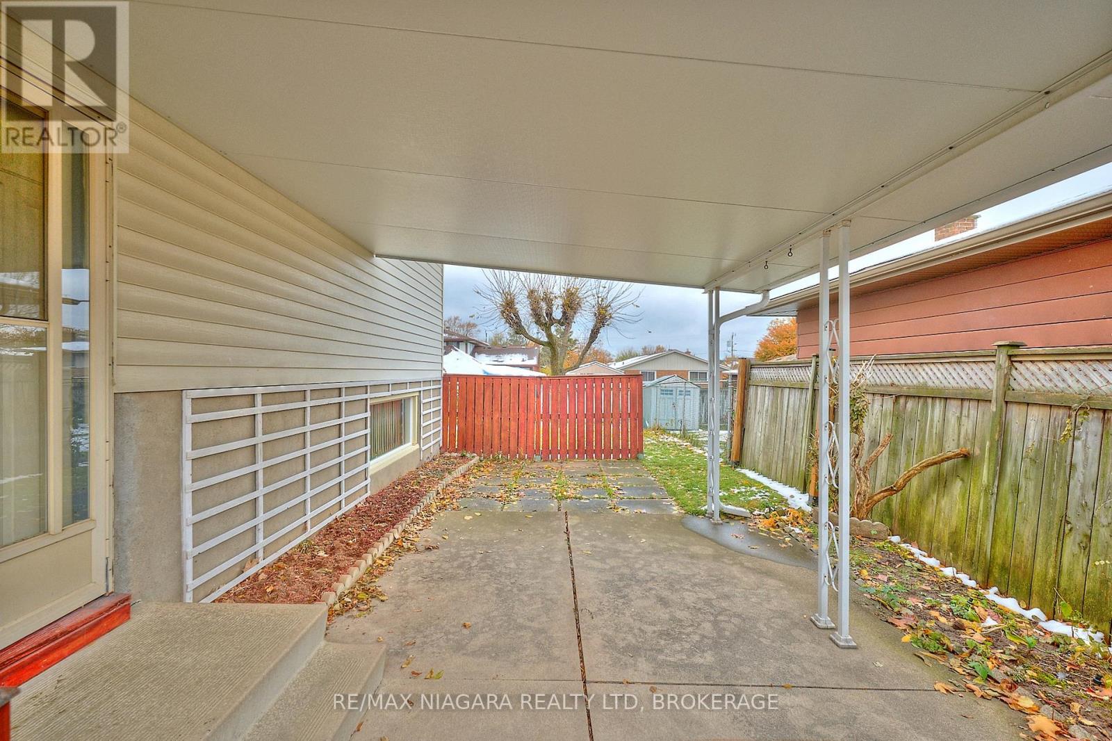 11 Stonegate Drive, St. Catharines, Ontario L2P 3K9 - Photo 4 - X12540846