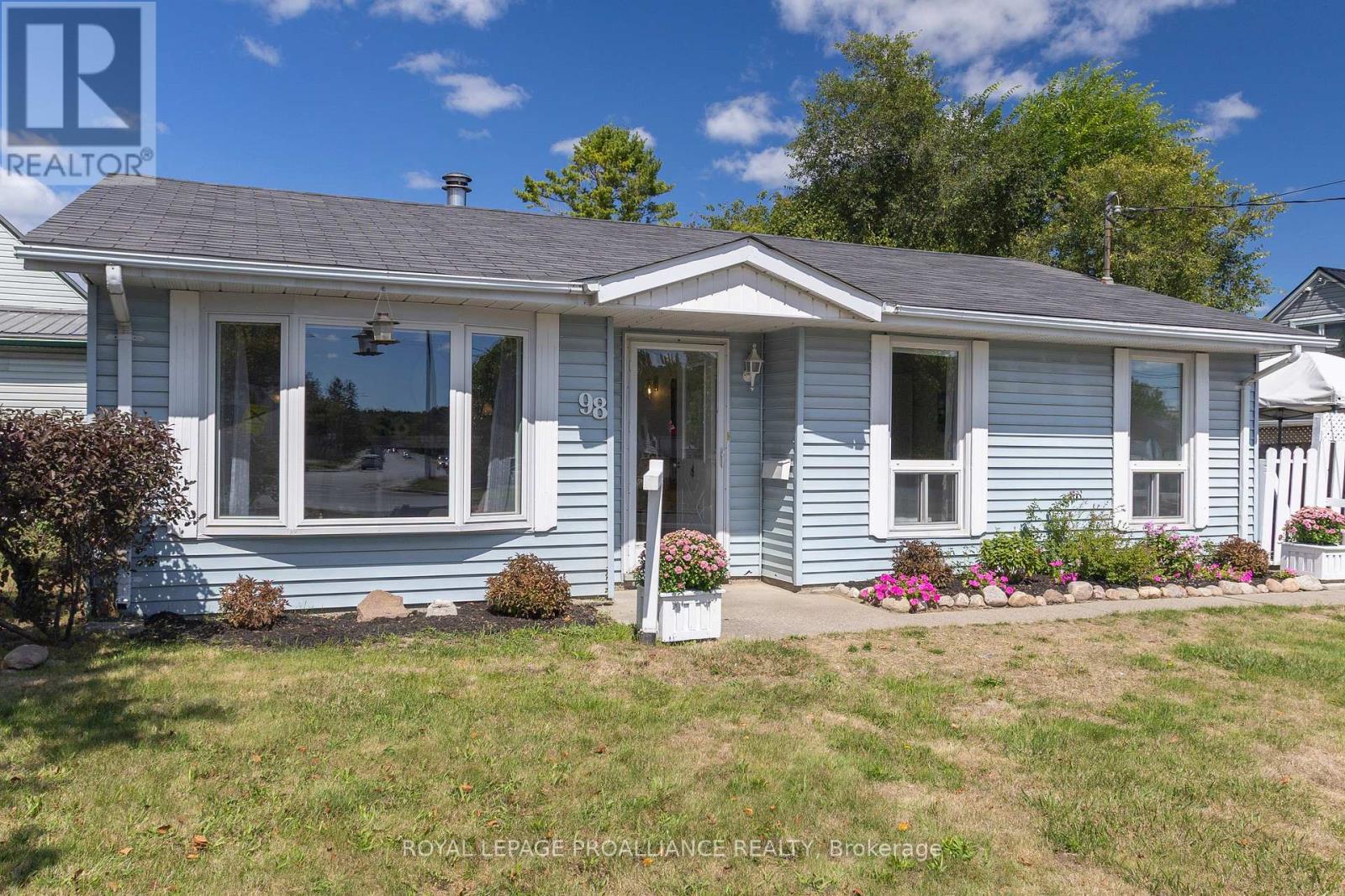 98 East Davis Street, Quinte West, Ontario  K8V 6H4 - Photo 1 - X12540722