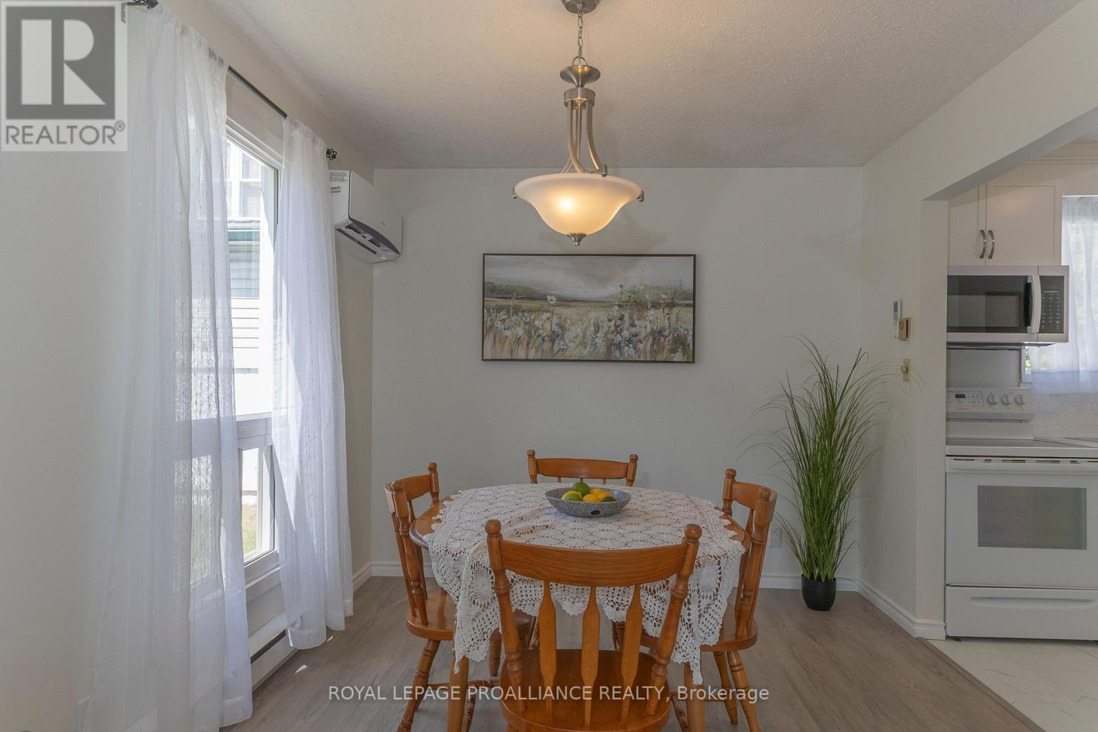 98 East Davis Street, Quinte West, Ontario  K8V 6H4 - Photo 11 - X12540722