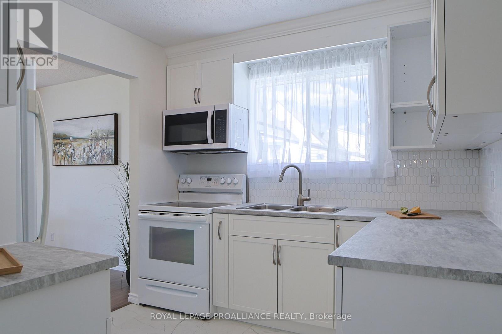 98 East Davis Street, Quinte West, Ontario  K8V 6H4 - Photo 13 - X12540722