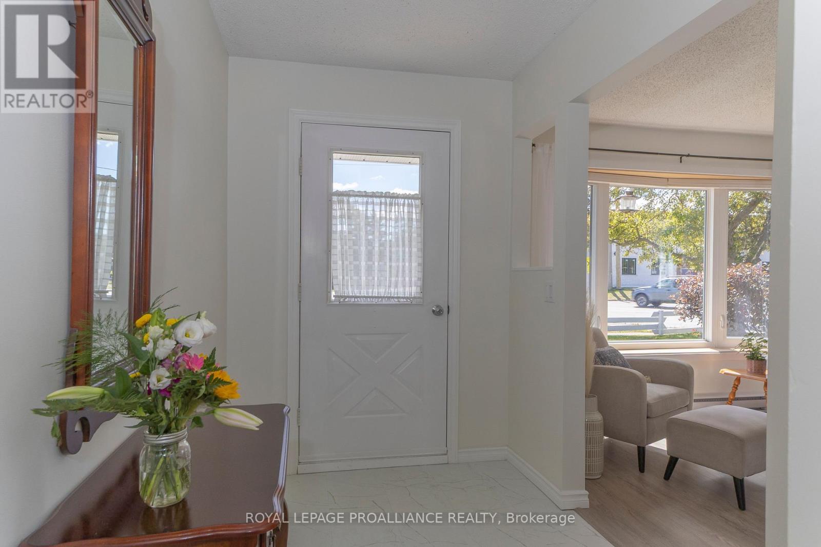 98 East Davis Street, Quinte West, Ontario  K8V 6H4 - Photo 3 - X12540722