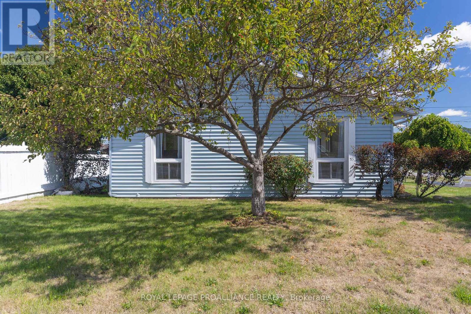 98 East Davis Street, Quinte West, Ontario  K8V 6H4 - Photo 30 - X12540722