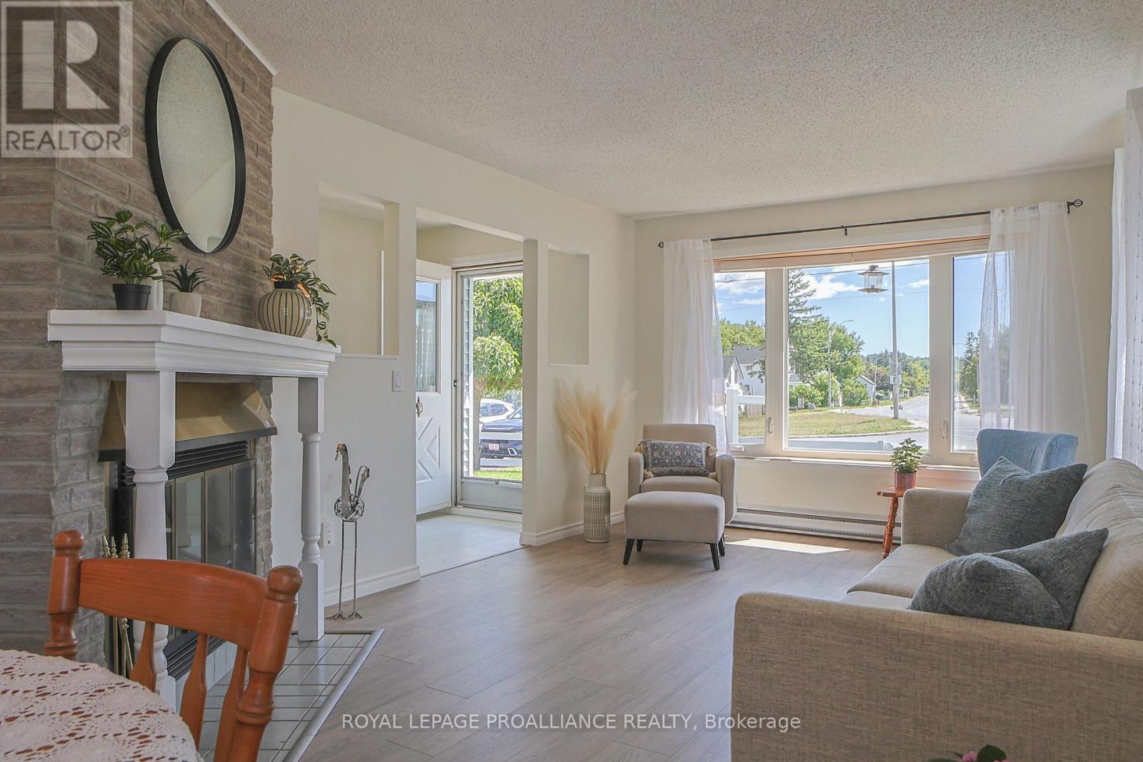 98 East Davis Street, Quinte West, Ontario  K8V 6H4 - Photo 4 - X12540722