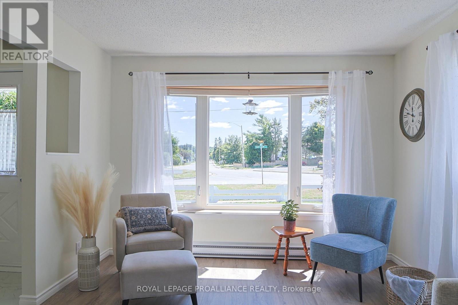 98 East Davis Street, Quinte West, Ontario  K8V 6H4 - Photo 5 - X12540722