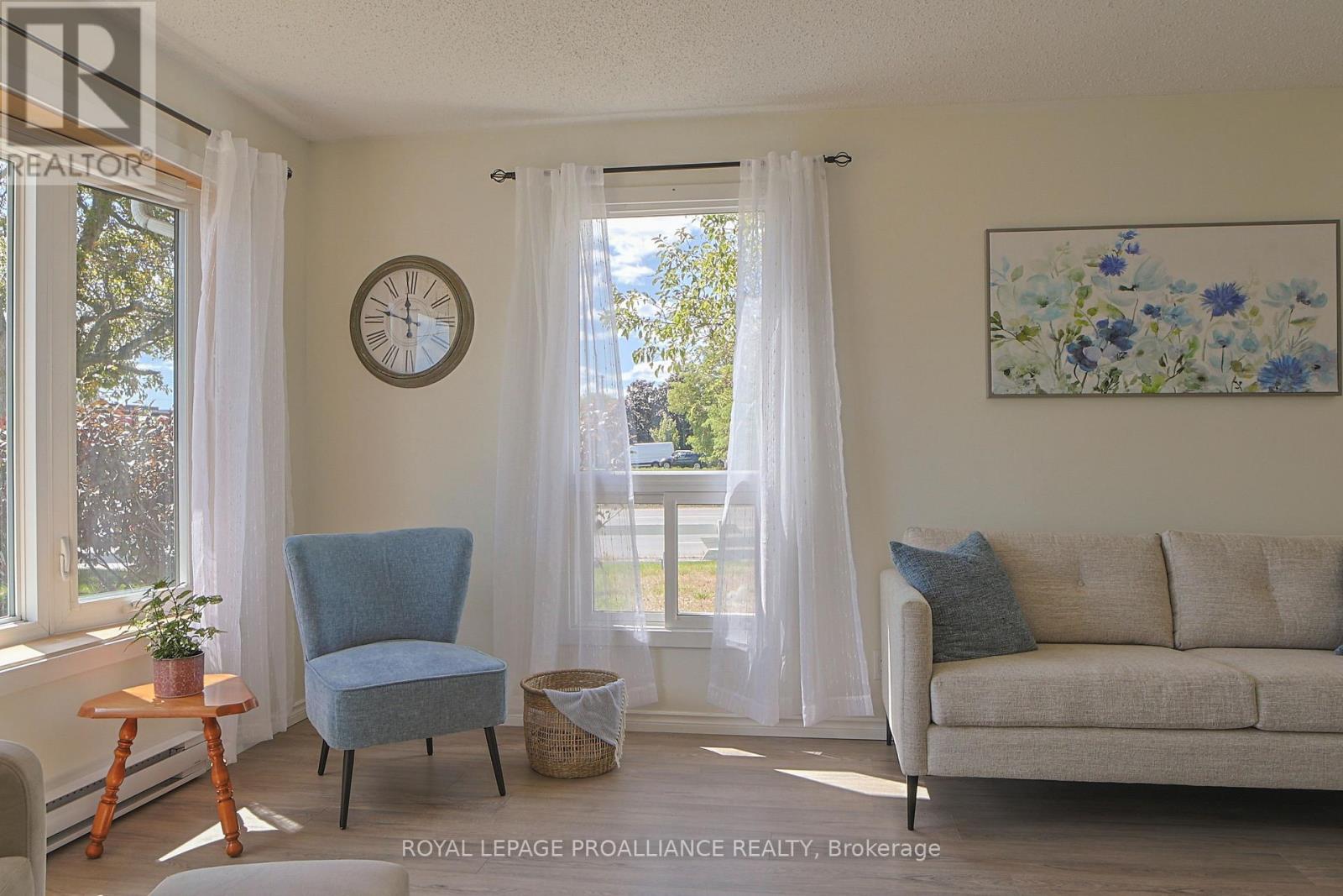 98 East Davis Street, Quinte West, Ontario  K8V 6H4 - Photo 6 - X12540722