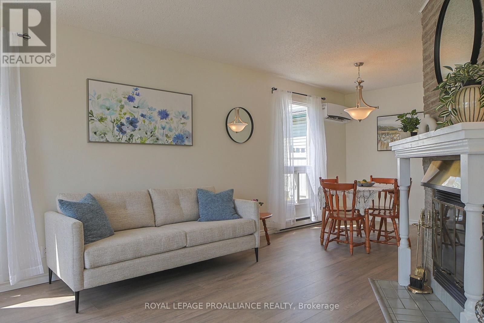 98 East Davis Street, Quinte West, Ontario  K8V 6H4 - Photo 7 - X12540722