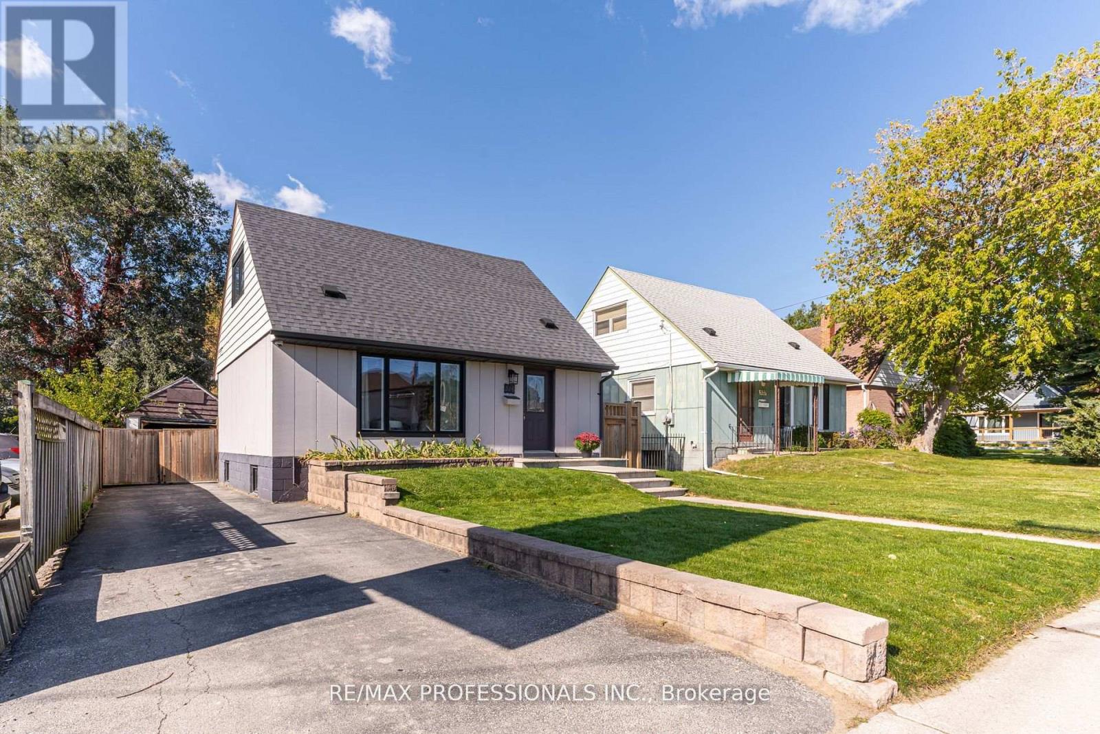 516 Browns Line, Toronto, Ontario  M8W 3V2 - Photo 2 - W12540610