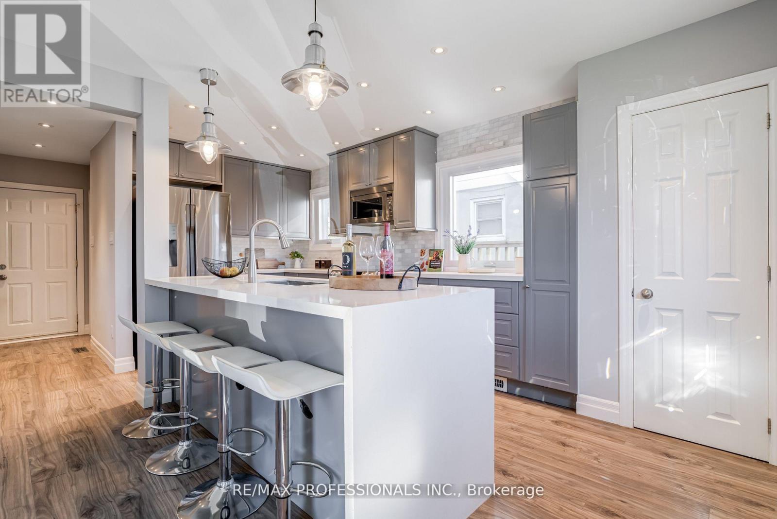 516 Browns Line, Toronto, Ontario  M8W 3V2 - Photo 3 - W12540610