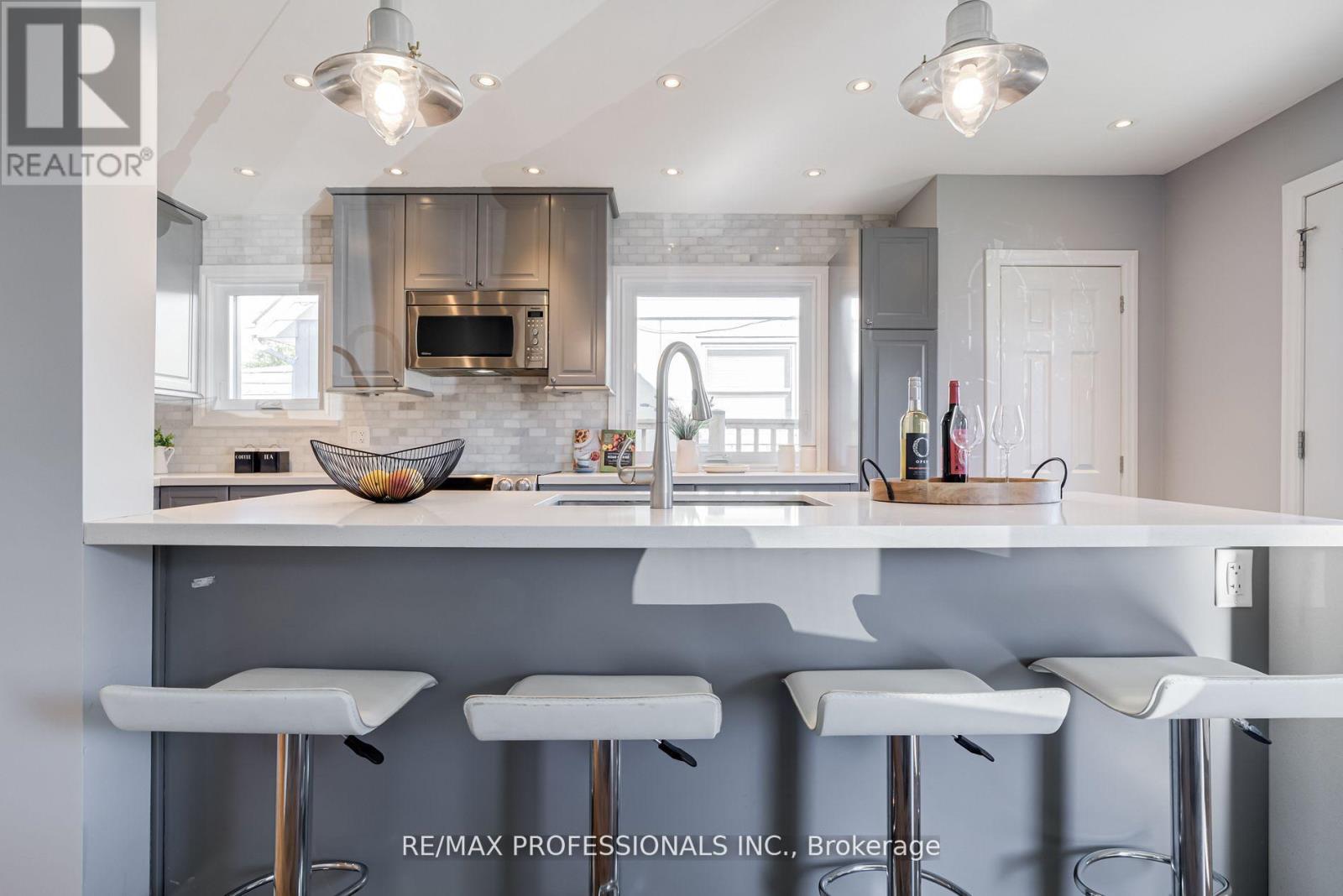 516 Browns Line, Toronto, Ontario  M8W 3V2 - Photo 4 - W12540610