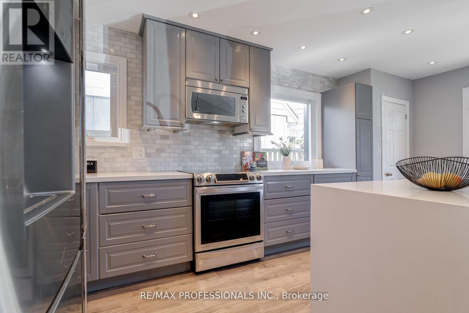 516 Browns Line, Toronto, Ontario  M8W 3V2 - Photo 5 - W12540610