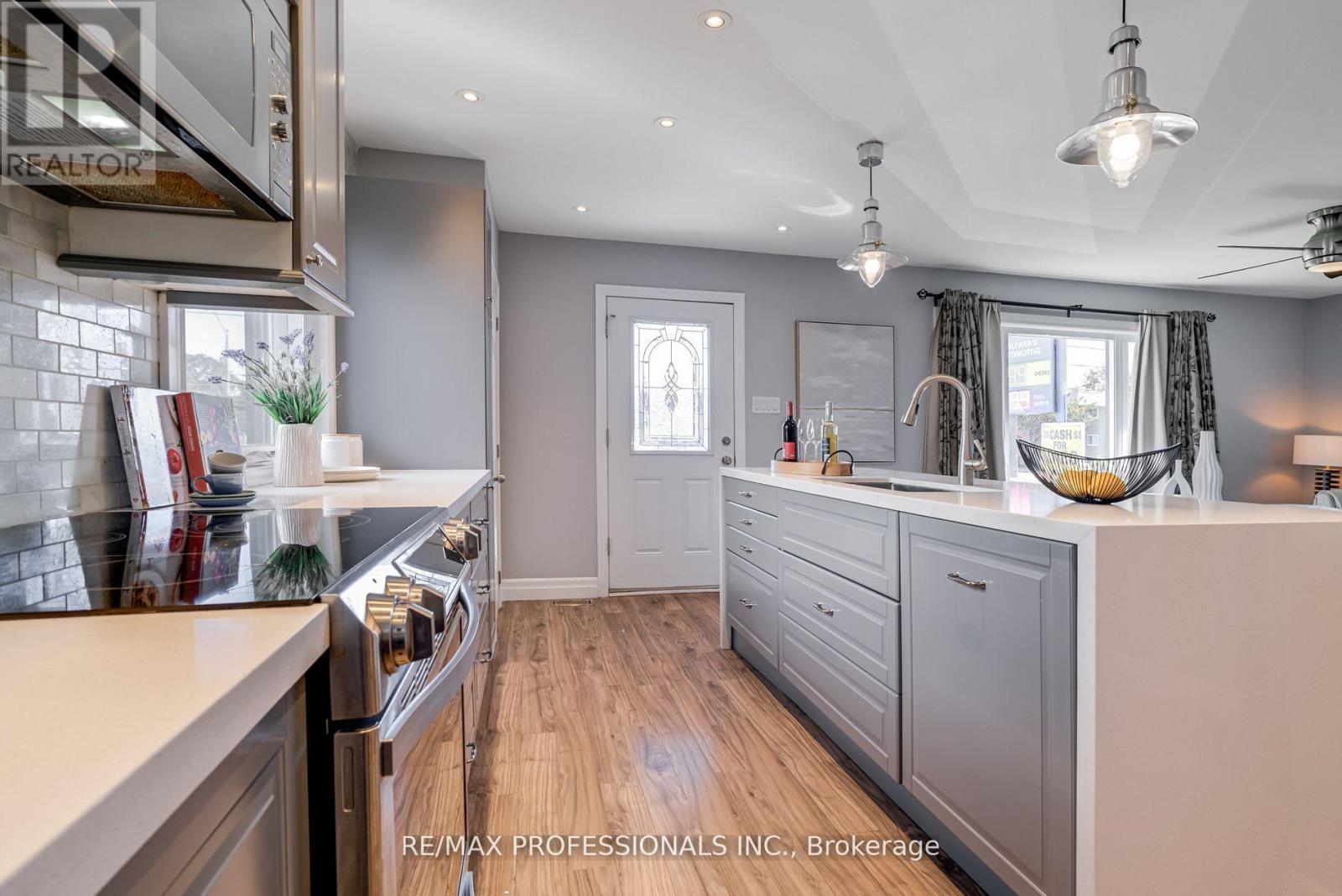 516 Browns Line, Toronto, Ontario  M8W 3V2 - Photo 6 - W12540610