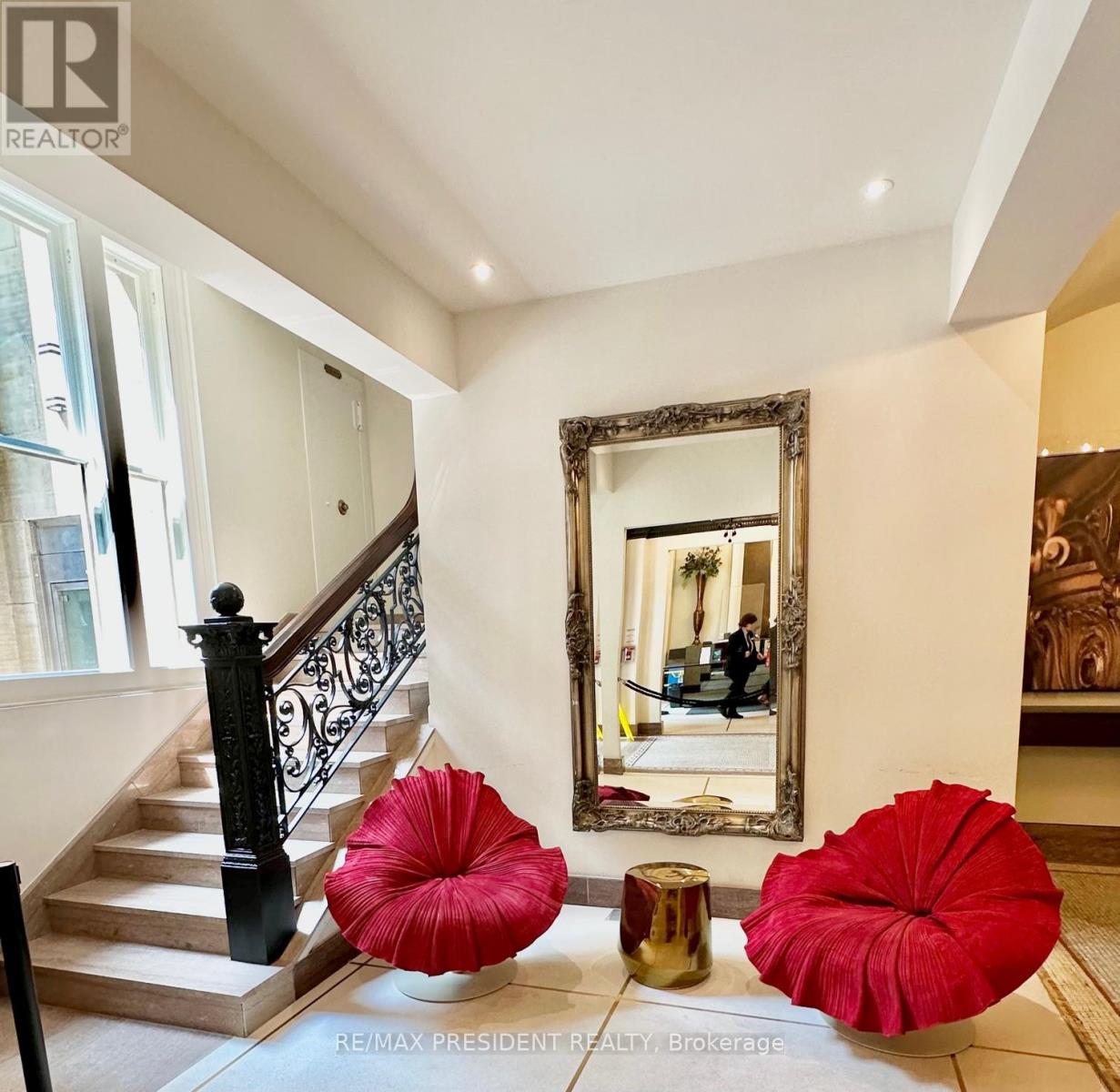 1310 - 197 Yonge Street, Toronto, Ontario  M5B 1M4 - Photo 2 - C12540778