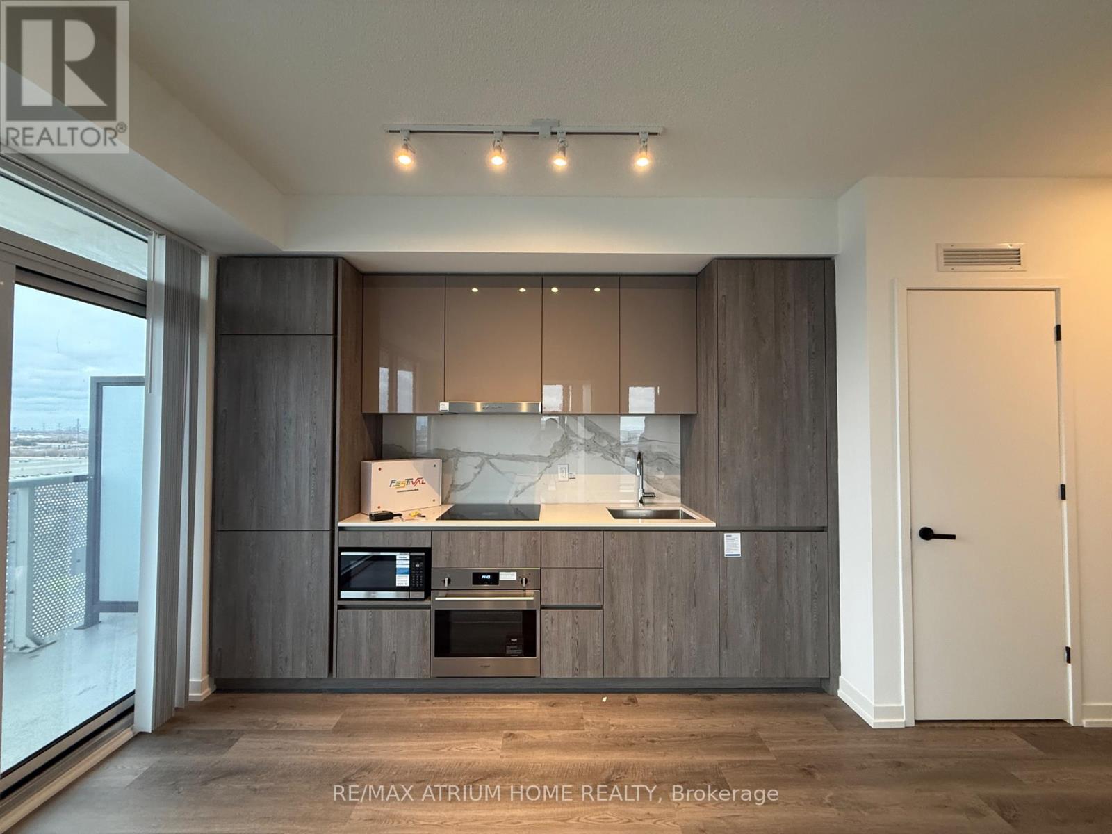 1206 - 8 Interchange Way, Vaughan, Ontario  L4K 0R2 - Photo 2 - N12540774