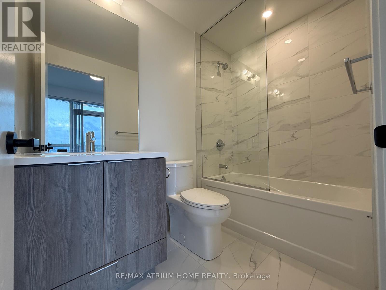 1206 - 8 Interchange Way, Vaughan, Ontario  L4K 0R2 - Photo 5 - N12540774