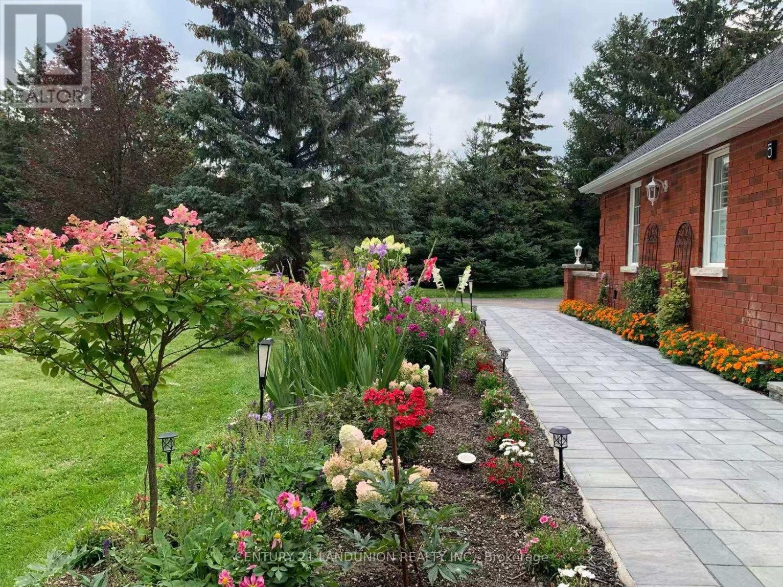 5 Dafoe Court, Aurora, Ontario  L4G 7C8 - Photo 2 - N12540780