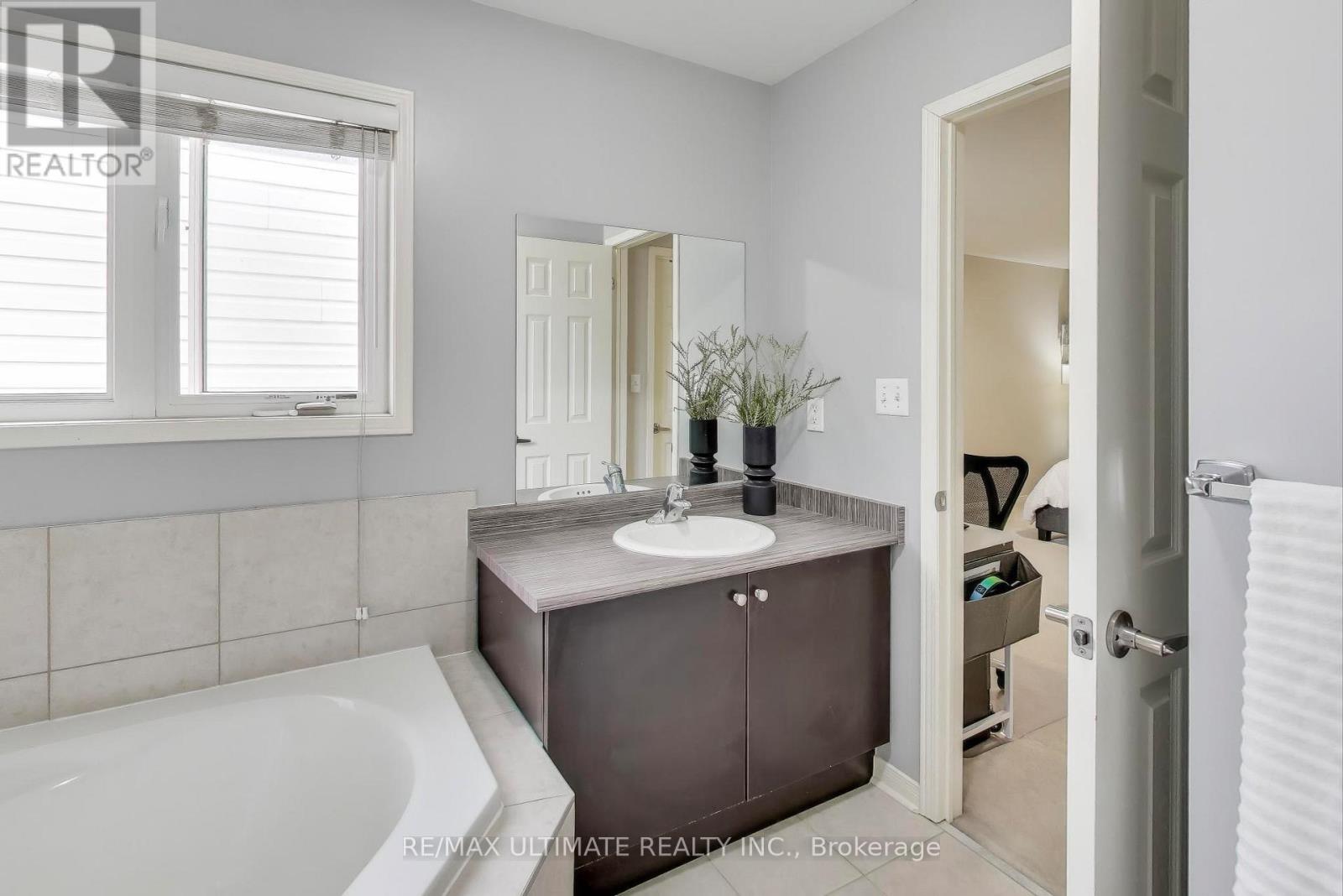 8 Odoardo Disanto Circle, Toronto, Ontario  M3L 0E7 - Photo 17 - W12540764