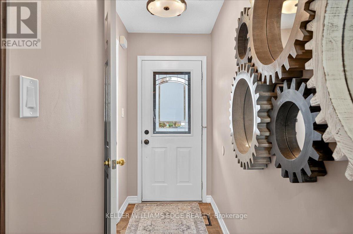 616 Iris Court, Burlington, Ontario  L7L 7A1 - Photo 7 - W12540842