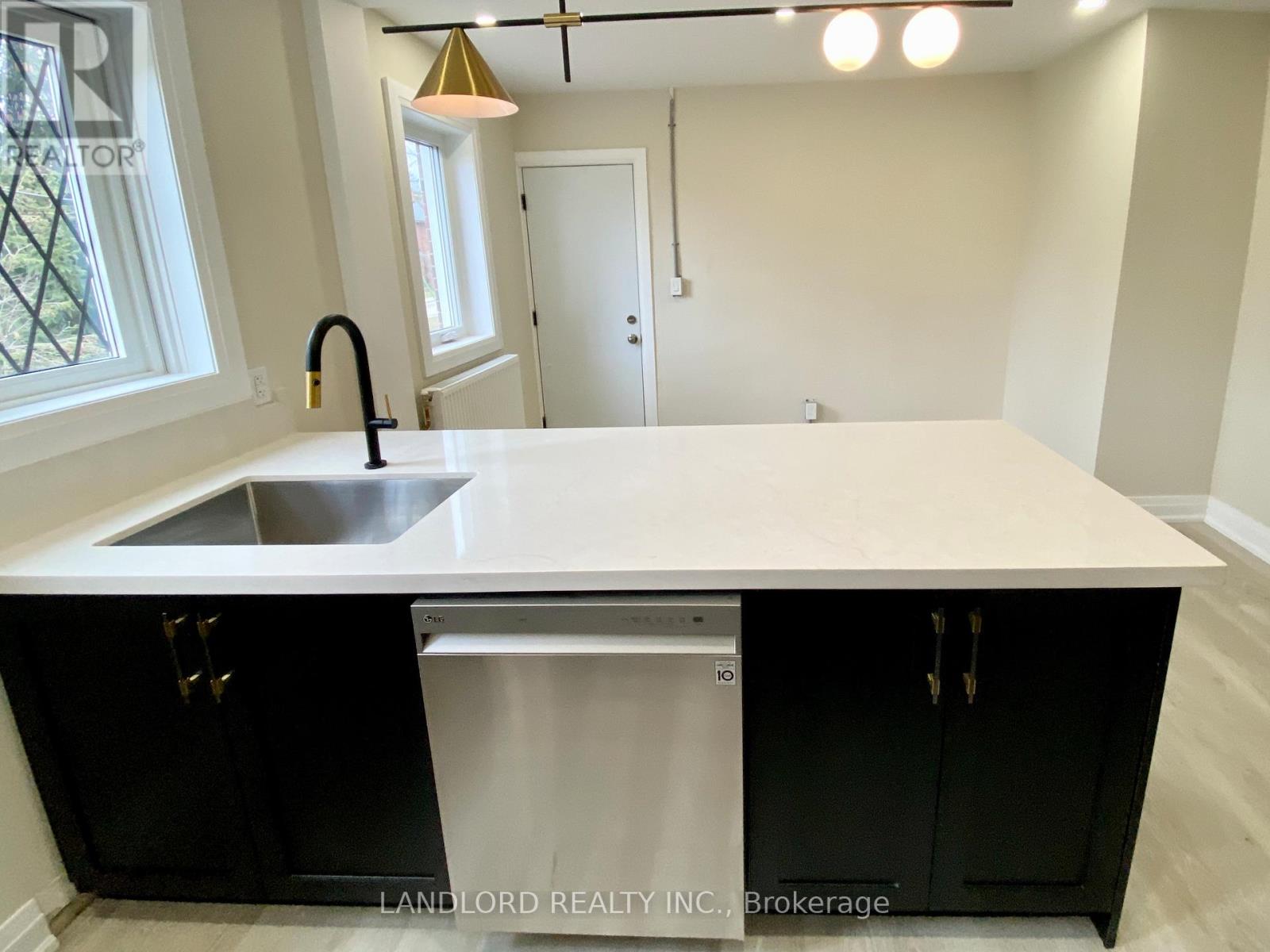 9 - 2520 Bloor Street W, Toronto, Ontario  M6S 1R8 - Photo 4 - W12540908