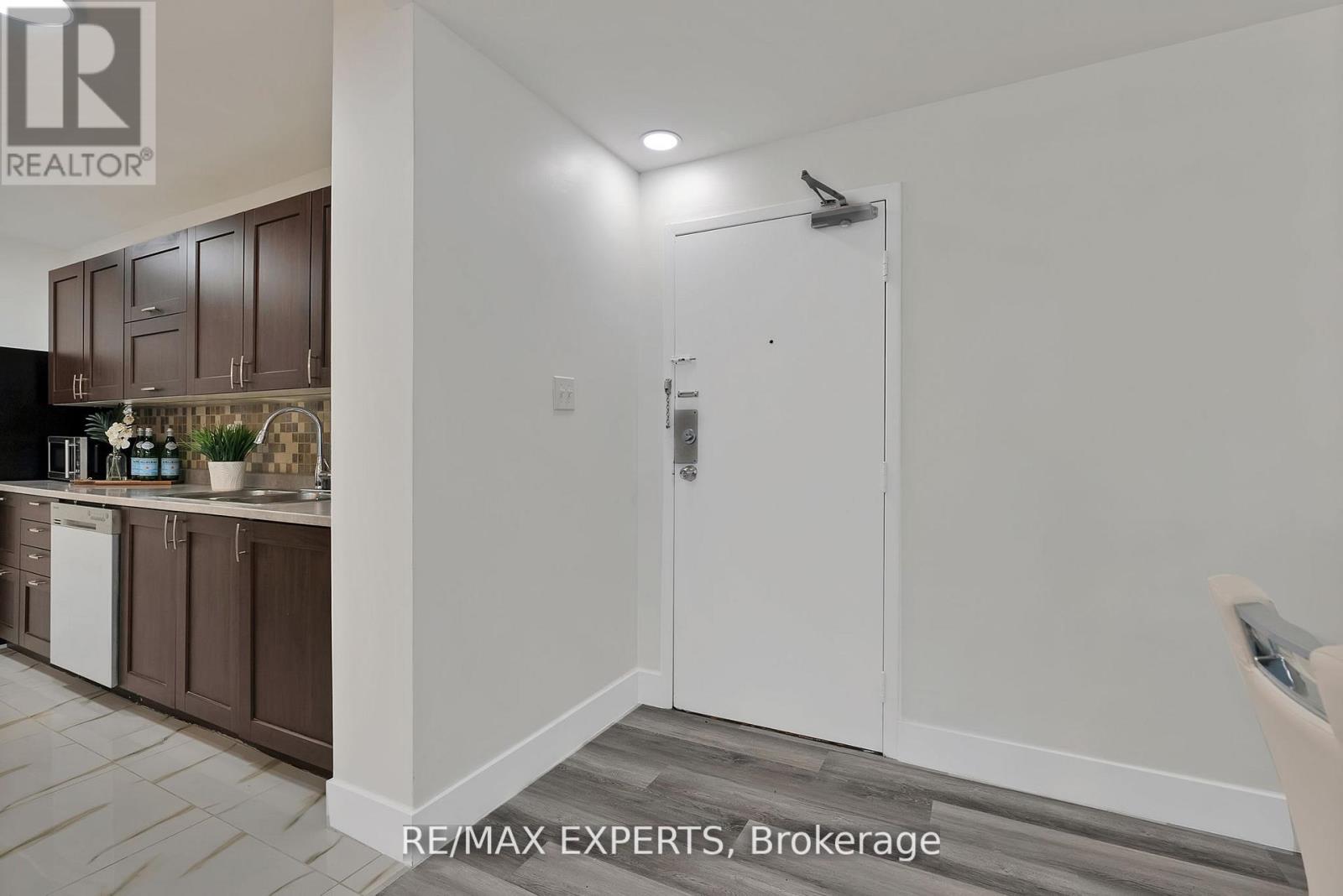 1013 - 390 Dixon Road, Toronto, Ontario  M9R 1T4 - Photo 9 - W12540934