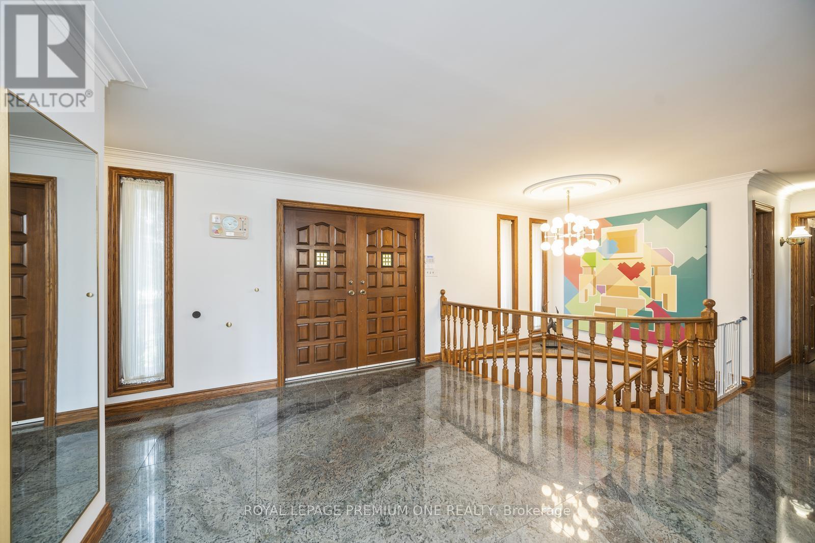 8 Beamish Court, Brampton, Ontario  L6P 0X8 - Photo 5 - W12540976