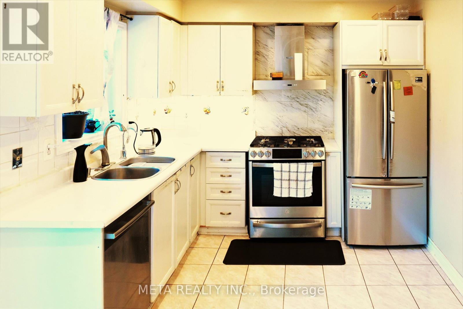 108 Lent Crescent, Brampton, Ontario  L6Y 4X7 - Photo 3 - W12540986